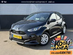 Zwart Gebruikt 2023 Toyota Yaris Hybrid Active Hatchback | € 22.399 (Eerlijke prijs)