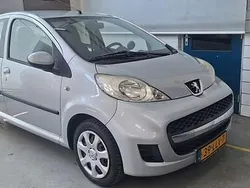 Grijs, metallic lak Gebruikt 2010 Peugeot 107 Urban Move Hatchback | € 3.500 (Iets duurder)