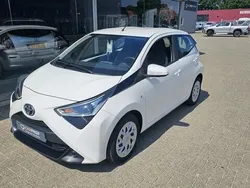 Wit Gebruikt 2021 Toyota Aygo X-play Hatchback | € 12.495 (Eerlijke prijs)