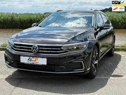 Zwart, metallic lak Gebruikt 2021 VW Passat Business Stationwagen | € 23.495 (Goede deal)