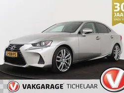 Grijs, metallic lak Gebruikt 2017 Lexus IS300h Sedan | € 19.999 (Eerlijke prijs)