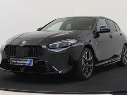 Saphirschwarz Nieuw 2025 BMW 120 M Sport Hatchback | € 52.890 (Eerlijke prijs)