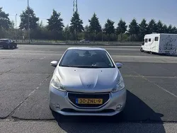 Grijs Gebruikt 2013 Peugeot 208 Envy Hatchback | € 2.500 (Goede deal)