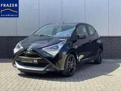 Zwart, metallic lak Gebruikt 2021 Toyota Aygo X-play Hatchback | € 12.675 (Eerlijke prijs)