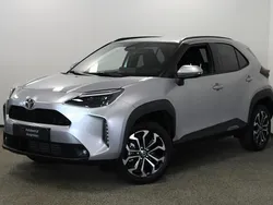 Grijs, metallic lak Gebruikt 2025 Toyota Yaris Cross Edition SUV | € 30.950 (Eerlijke prijs)