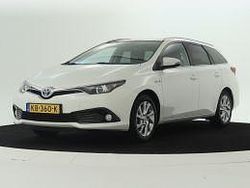 Wit parelmoer Gebruikt 2016 Toyota Auris Trend Hatchback | € 15.750 (Eerlijke prijs)