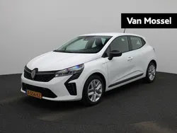 Wit Gebruikt 2023 Renault Clio V Evolution Hatchback | € 17.940 (Eerlijke prijs)