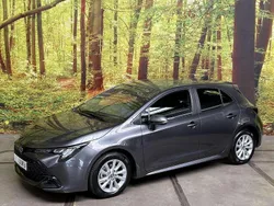Grijs, metallic lak Gebruikt 2024 Toyota Corolla Hybrid Active Hatchback | € 26.900 (Super prijs)