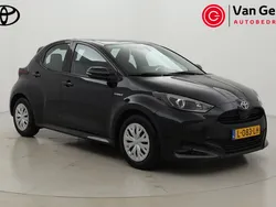 Zwart Gebruikt 2021 Toyota Yaris Hybrid Active Hatchback | € 17.499 (Eerlijke prijs)