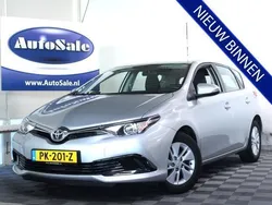 Grijs, metallic lak Gebruikt 2017 Toyota Auris Comfort Hatchback | € 13.500 (Eerlijke prijs)