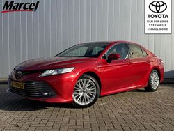Rood (metallic) Gebruikt 2019 Toyota Camry Executive Sedan | € 26.900 (Eerlijke prijs)