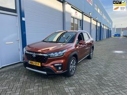 Bruin Gebruikt 2023 Suzuki SX4 S-Cross Style SUV | € 26.950 (Eerlijke prijs)