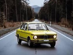 Geelgolf gelb Gebruikt 1974 BMW 2002 Sedan | € 35.393