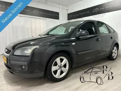 Zwart, metallic lak Gebruikt 2005 Ford Focus Hatchback | € 1.599 (Eerlijke prijs)
