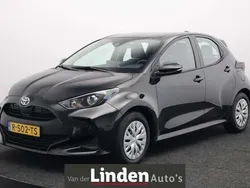 Zwart Gebruikt 2022 Toyota Yaris Hybrid Active Hatchback | € 19.950 (Eerlijke prijs)