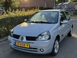 Grijs Gebruikt 2002 Renault Clio II Dynamique Hatchback | € 1.250 (Eerlijke prijs)