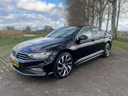 Zwart Gebruikt 2019 VW Passat R Sedan | € 21.499 (Eerlijke prijs)