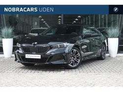 Zwart, metallic lak Gebruikt 2024 BMW 520 M Sport Sedan | € 57.950 (Eerlijke prijs)