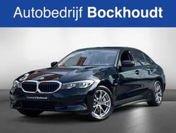 Zwart, metallic lak Gebruikt 2022 BMW 330e Sedan | € 33.750 (Eerlijke prijs)