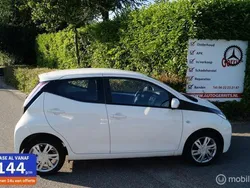 Wit Gebruikt 2016 Toyota Aygo X-play Hatchback | € 8.750 (Eerlijke prijs)