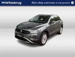 Grijs Gebruikt 2022 VW T-Roc Life SUV | € 22.950 (Eerlijke prijs)