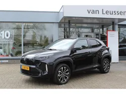 Zwart, metallic lak Gebruikt 2024 Toyota Yaris Cross SUV | € 28.900 (Eerlijke prijs)