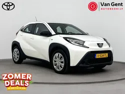 Wit Gebruikt 2024 Toyota Aygo Play Hatchback | € 18.499 (Eerlijke prijs)