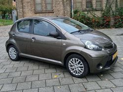Bruin Gebruikt 2013 Toyota Aygo Comfort Hatchback | € 5.000 (Eerlijke prijs)