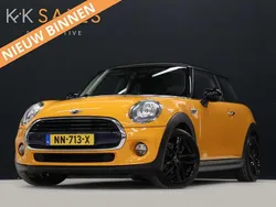 Oranje, metallic lak Gebruikt 2017 Mini Cooper Business Hatchback | € 10.640 (Goede deal)