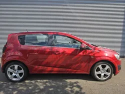 Rood, metallic lak Gebruikt 2012 Chevrolet Aveo LTZ Hatchback | € 3.650 (Eerlijke prijs)