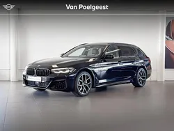 Blacksapphire metallic (zwart metallic) Gebruikt 2023 BMW 530e M Sport Stationwagen | € 47.900 (Goede deal)