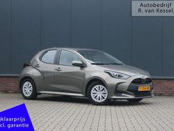 Groen (metallic) Gebruikt 2023 Toyota Yaris Hybrid Active Hatchback | € 18.990 (Super prijs)