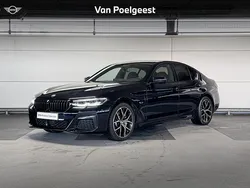 Zwart, metallic lak Gebruikt 2023 BMW 530e M Sport Sedan | € 45.900 (Eerlijke prijs)