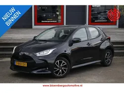 Zwart Gebruikt 2023 Toyota Yaris Hatchback | € 21.400 (Eerlijke prijs)