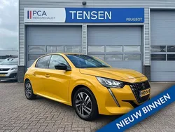 Geel, metallic lak Gebruikt 2023 Peugeot 208 Allure Hatchback | € 17.650 (Eerlijke prijs)