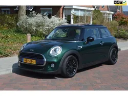 Groen, metallic lak Gebruikt 2015 Mini Cooper D Business Hatchback | € 8.995