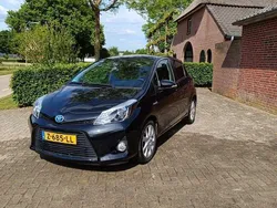 Gebruikt 2013 Toyota Yaris Hybrid Sedan | € 9.990 (Eerlijke prijs)