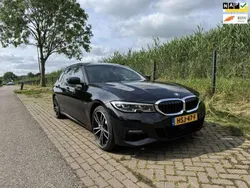 Zwart, metallic lak Gebruikt 2022 BMW 330e Executive Stationwagen | € 31.875 (Eerlijke prijs)