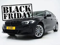 Zwart Gebruikt 2022 BMW 320e Shadowline Stationwagen | € 32.840 (Eerlijke prijs)