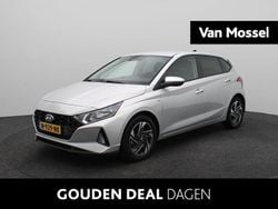 Sleek silver metallic (rys) Gebruikt 2021 Hyundai i20 Comfort Hatchback | € 15.940 (Eerlijke prijs)