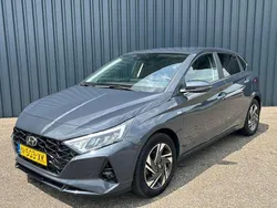 Grijs, metallic lak Gebruikt 2022 Hyundai i20 Comfort Hatchback | € 19.240 (Eerlijke prijs)