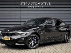 Zwart Gebruikt 2022 BMW 320e M Sport Sedan | € 29.900 (Eerlijke prijs)