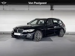 Saphirschwarz metallic (zwart metallic) Gebruikt 2021 BMW 318 Executive Stationwagen | € 34.500 (Super prijs)