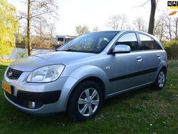 Grijs Gebruikt 2006 Kia Rio Hatchback | € 1.899 (Eerlijke prijs)
