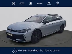 Grijs, metallic lak Gebruikt 2024 VW Passat Business Stationwagen | € 48.750