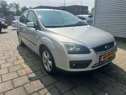 Zilver Gebruikt 2006 Ford Focus Futura Hatchback | € 999 (Goede deal)