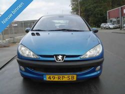 Blauw, metallic lak Gebruikt 2005 Peugeot 206 Hatchback | € 1.899 (Eerlijke prijs)