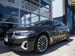 Grijs Gebruikt 2023 BMW 530e Luxury Line Stationwagen | € 44.450 (Eerlijke prijs)