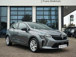 Grijs Gebruikt 2024 Renault Clio V Evolution Hatchback | € 18.900 (Eerlijke prijs)