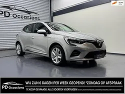 Grijs, metallic lak Gebruikt 2022 Renault Clio V Equilibre Hatchback | € 17.950 (Super prijs)
